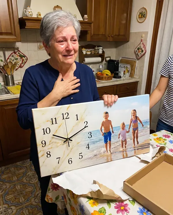 Nonna commossa con l'orologio con la foto dei nipoti